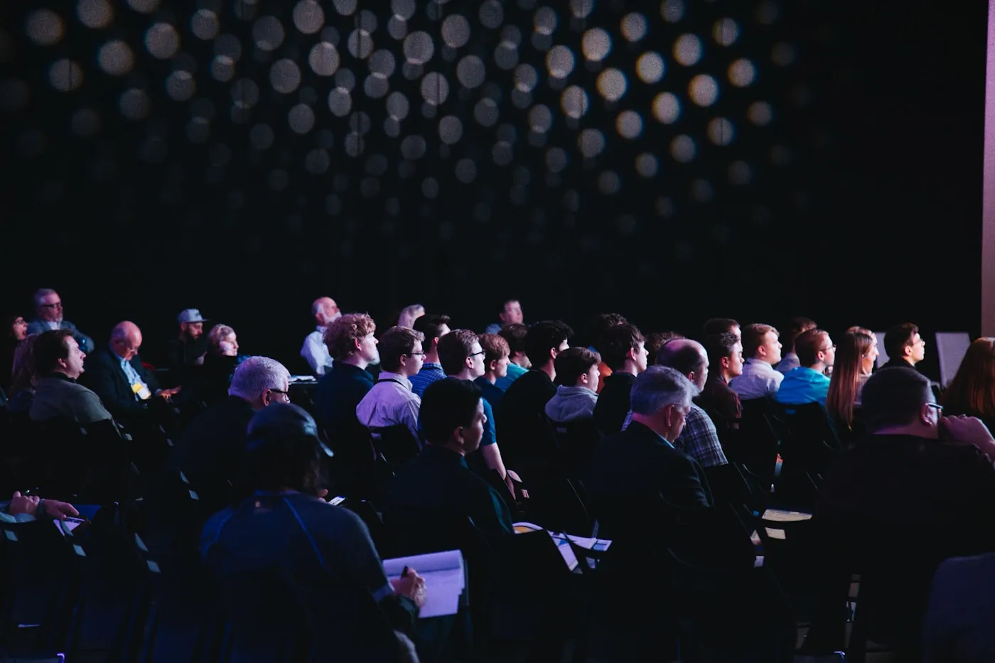 Sala conferenze con posti a sedere occupati