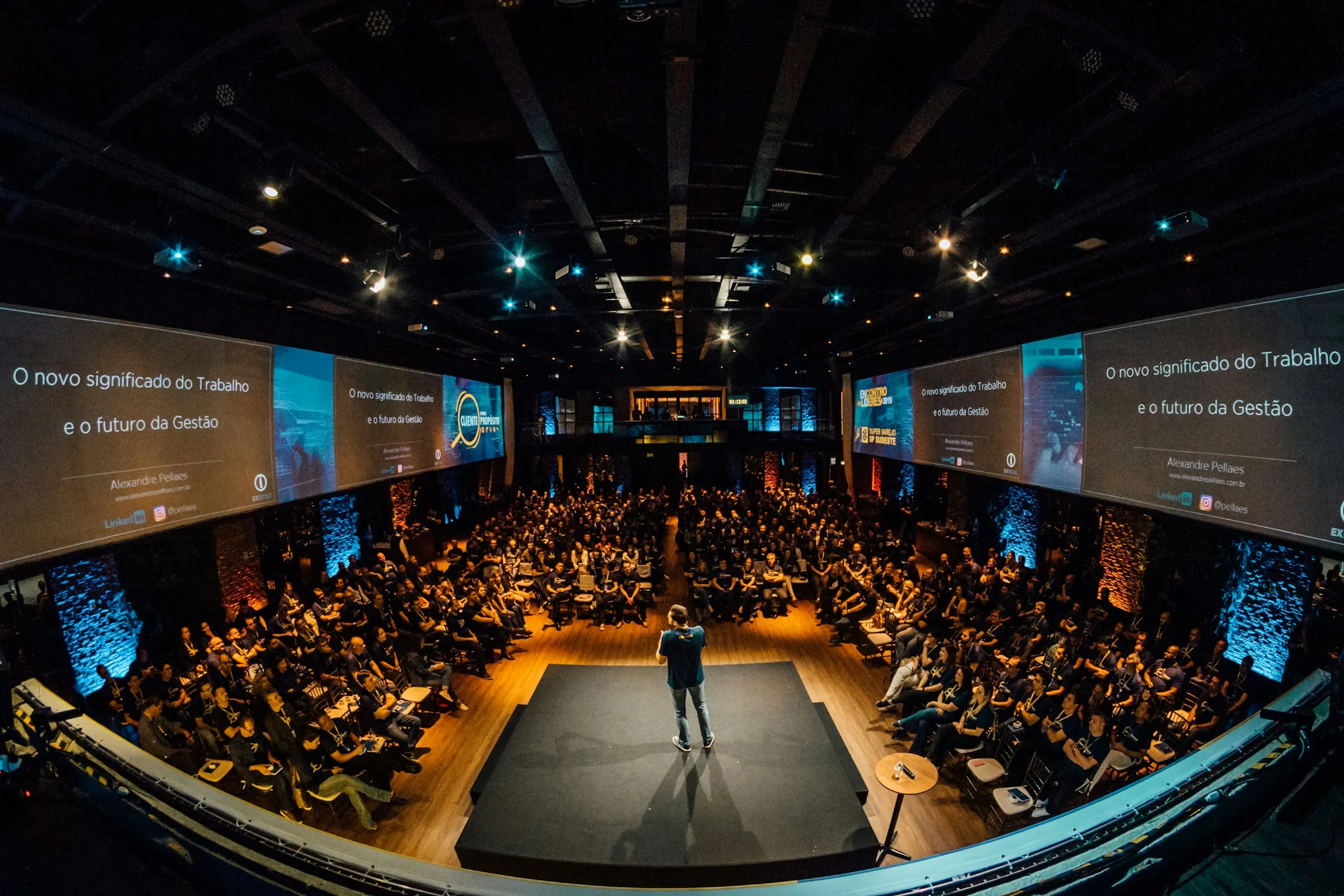 Platea seduta durante un intervento dal palco