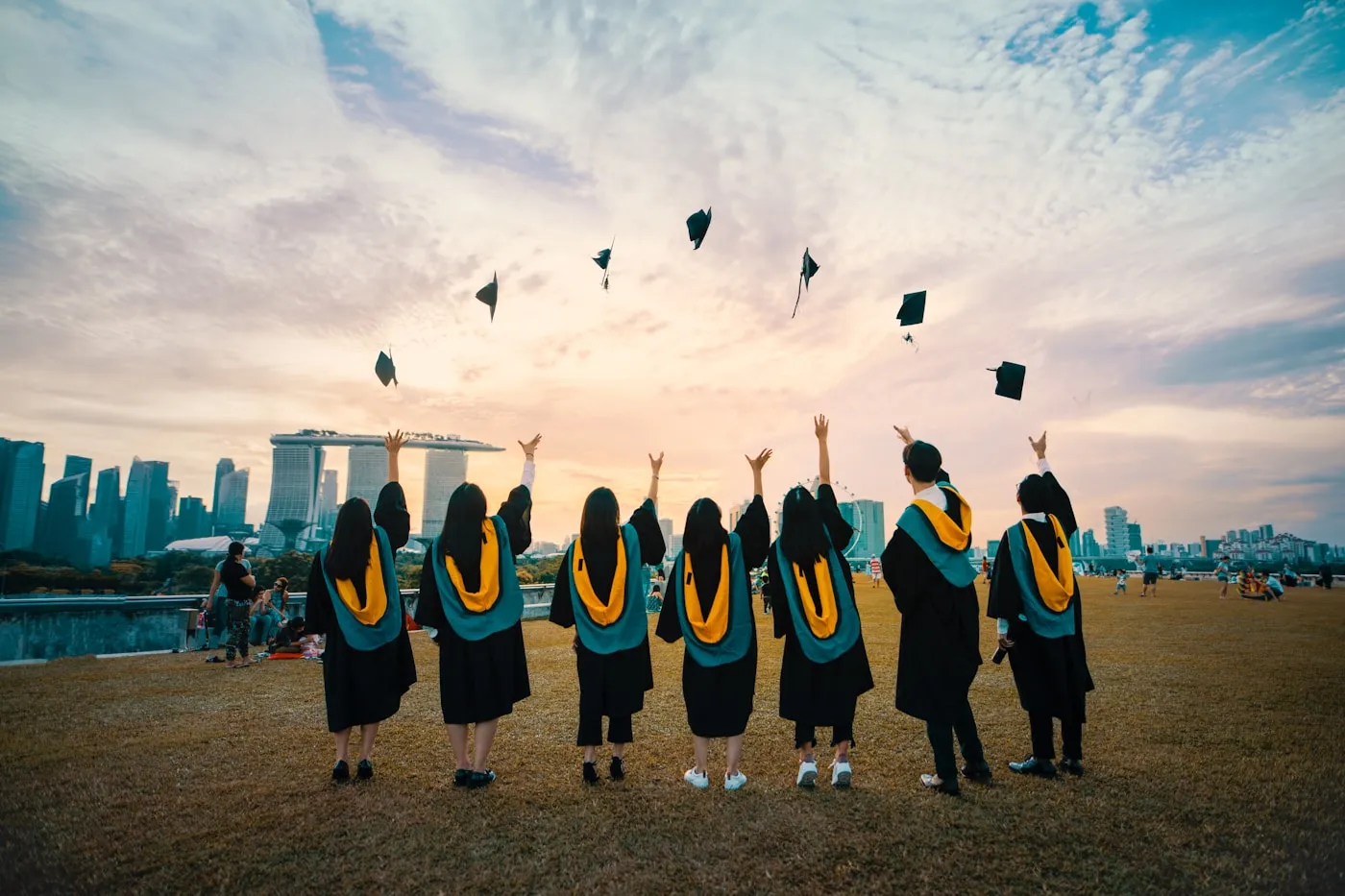 Tocchi di laurea lanciati in aria