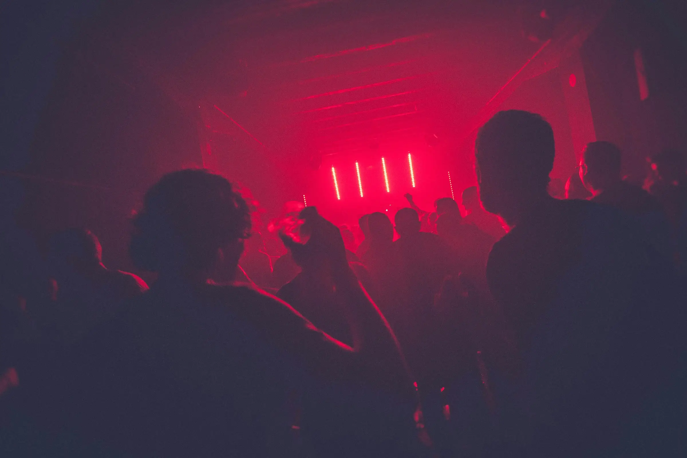 Sala piena a tarda sera, luci basse e gente che balla