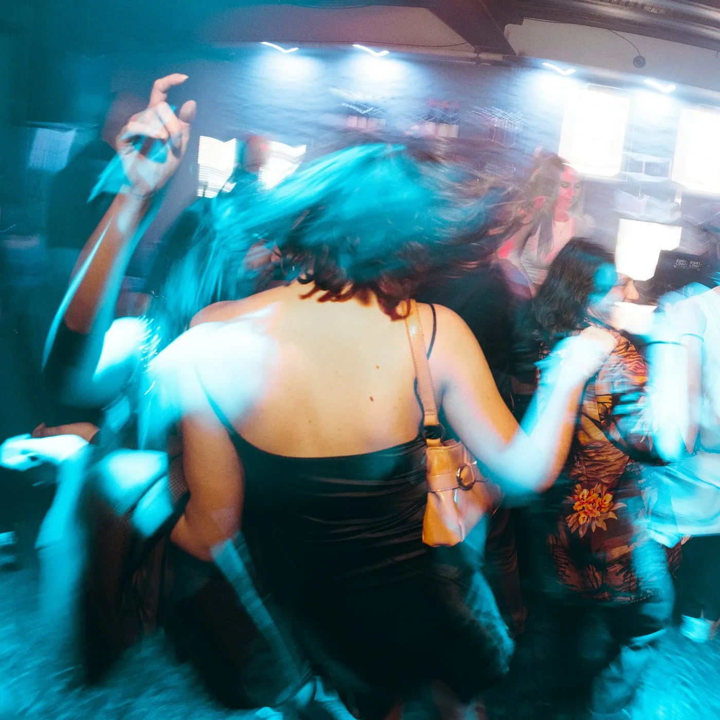 Persone che ballano in una sala affollata